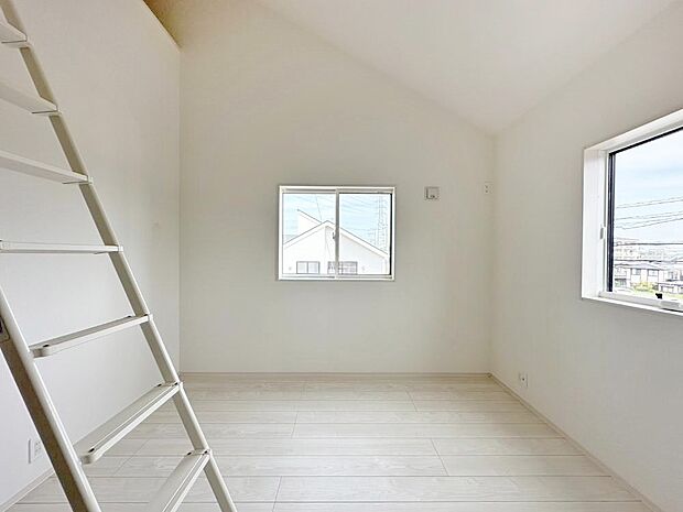 【子供部屋】ロフトのあるお部屋は、天井が高く設けられているので、開放感があります。 