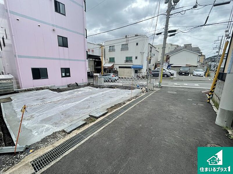 周辺は落ち着いた街並みの住宅地！子育てがしやすい住環境です！まだ未完成ですが、現地でしかわからない事もございます。是非一度ご覧ください。