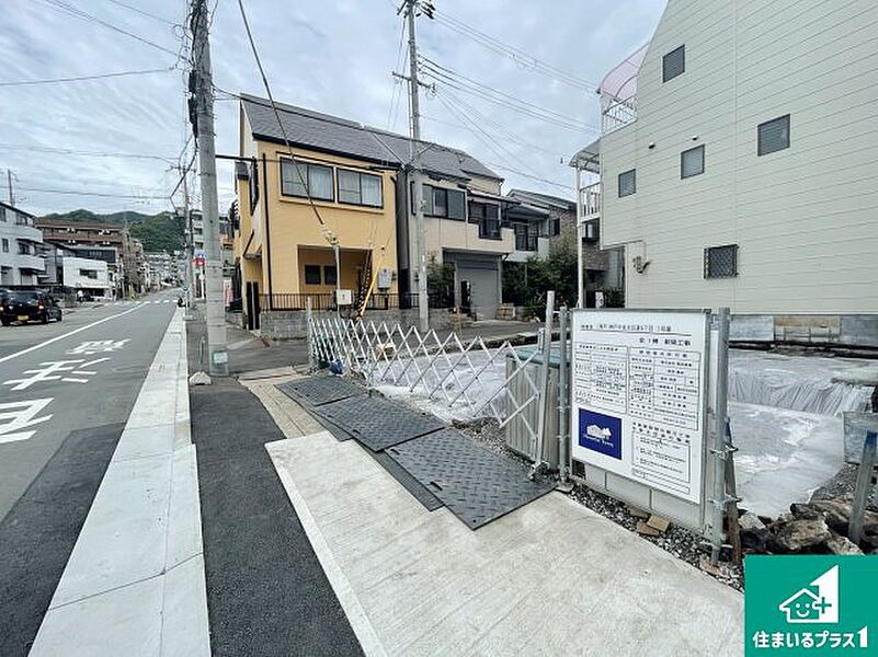 周辺は落ち着いた街並みの住宅地！子育てがしやすい住環境です！まだ未完成ですが、現地でしかわからない事もございます。是非一度ご覧ください。