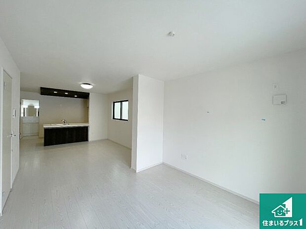 シンプルなリビングは、観葉植物等のインテリアを楽しめますね!パパ好みにも、ママ好みにも家具次第で雰囲気を変えることができます!