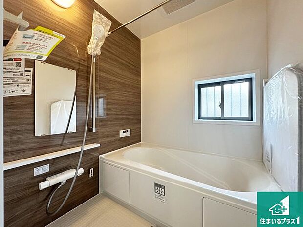 足をゆったり伸ばして寛げる浴槽です。窓が設けられていますので差し込む光が明るく穏やかな雰囲気にしてくれます♪浴室乾燥機も設置しているので、雨の日の洗濯物も安心です♪