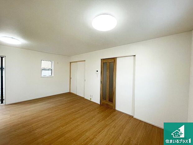 リビングと統一感があり、使い勝手のいいキッチン。広々としているので、二人並んで作業が出来ちゃいます。お子様と一緒に色々なお料理に挑戦できるスペースがあります。