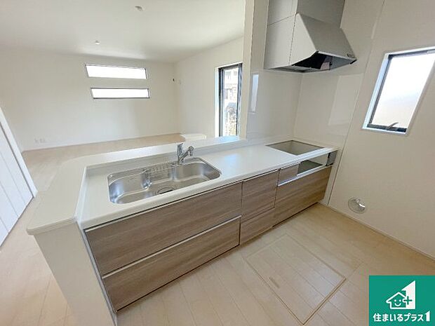 リビングと統一感があり、使い勝手のいいキッチン。広々としているので、二人並んで作業が出来ちゃいます。お子様と一緒に色々なお料理に挑戦できるスペースがあります。