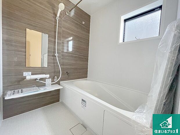 足をゆったり伸ばして寛げる浴槽です。窓が設けられていますので差し込む光が明るく穏やかな雰囲気にしてくれます♪浴室乾燥機も設置しているので、雨の日の洗濯物も安心です♪