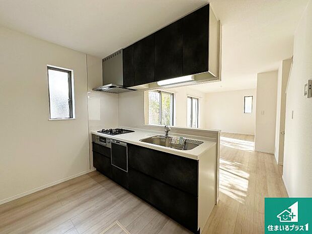 リビングと統一感があり、使い勝手のいいキッチン。広々としているので、二人並んで作業が出来ちゃいます。お子様と一緒に色々なお料理に挑戦できるスペースがあります。