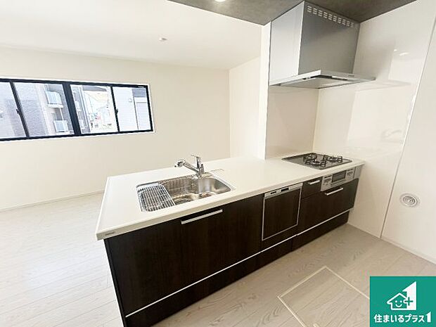 リビングと統一感があり、使い勝手のいいキッチン。広々としているので、二人並んで作業が出来ちゃいます。お子様と一緒に色々なお料理に挑戦できるスペースがあります。