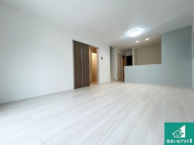 シンプルなリビングは、観葉植物等のインテリアを楽しめますね!パパ好みにも、ママ好みにも家具次第で雰囲気を変えることができます!