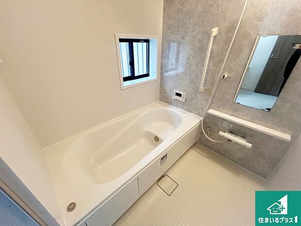 足をゆったり伸ばして寛げる浴槽です。窓が設けられていますので差し込む光が明るく穏やかな雰囲気にしてくれます♪浴室乾燥機も設置しているので、雨の日の洗濯物も安心です♪