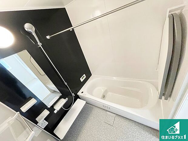 足をゆったり伸ばして寛げる浴槽です。窓が設けられていますので差し込む光が明るく穏やかな雰囲気にしてくれます♪浴室乾燥機も設置しているので、雨の日の洗濯物も安心です♪