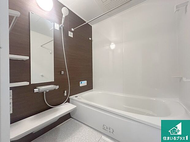 足をゆったり伸ばして寛げる浴槽です。窓が設けられていますので差し込む光が明るく穏やかな雰囲気にしてくれます♪浴室乾燥機も設置しているので、雨の日の洗濯物も安心です♪