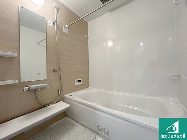 足をゆったり伸ばして寛げる浴槽です。窓が設けられていますので差し込む光が明るく穏やかな雰囲気にしてくれます♪浴室乾燥機も設置しているので、雨の日の洗濯物も安心です♪