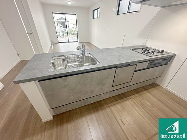 子供を見守りながらお料理が出来るため家族のコミュニケーションか増えます♪スペースが広く確保されている為お子様が大きくなったときは一緒に料理を楽しめます♪