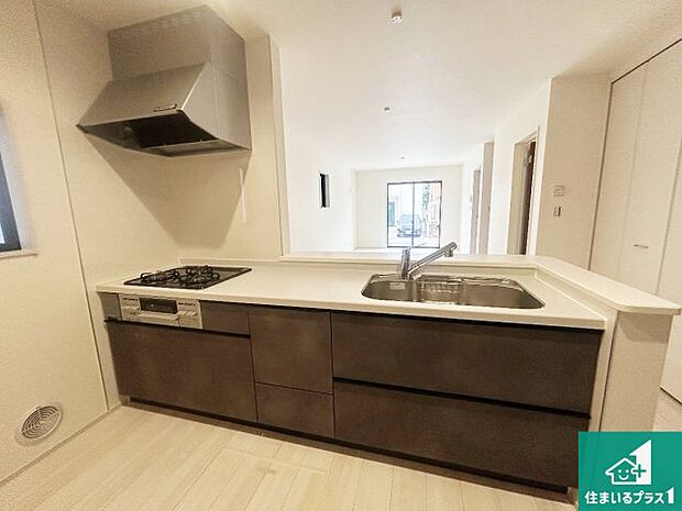 リビングと統一感があり、使い勝手のいいキッチン。広々としているので、二人並んで作業が出来ちゃいます。お子様と一緒に色々なお料理に挑戦できるスペースがあります。