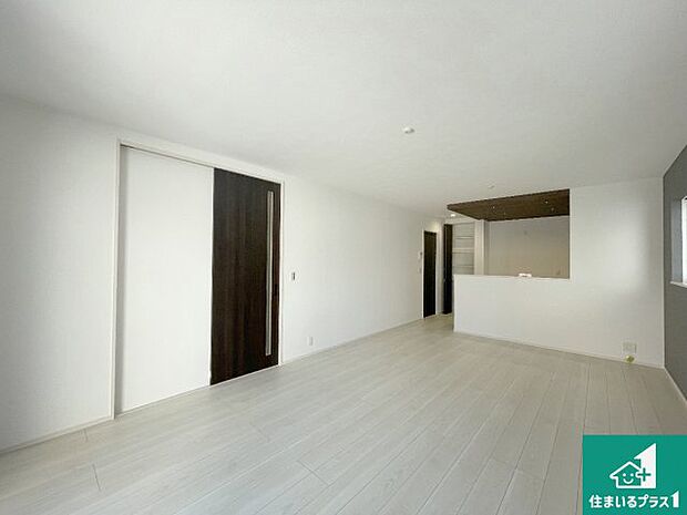 シンプルなリビングは、観葉植物等のインテリアを楽しめますね!パパ好みにも、ママ好みにも家具次第で雰囲気を変えることができます!