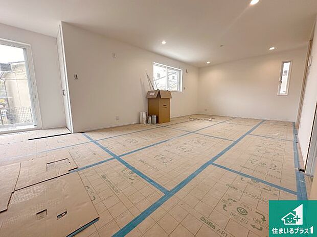 シンプルなリビングは、観葉植物等のインテリアを楽しめますね！パパ好みにも、ママ好みにも家具次第で雰囲気を変えることができます！