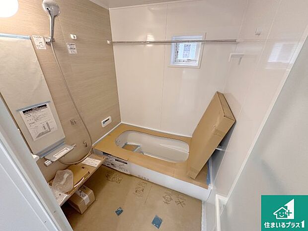 足をゆったり伸ばして寛げる浴槽です。窓が設けられていますので差し込む光が明るく穏やかな雰囲気にしてくれます♪浴室乾燥機も設置しているので、雨の日の洗濯物も安心です♪