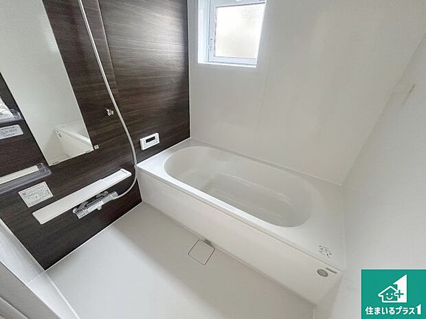 足をゆったり伸ばして寛げる浴槽です。窓が設けられていますので差し込む光が明るく穏やかな雰囲気にしてくれます♪浴室乾燥機も設置しているので、雨の日の洗濯物も安心です♪