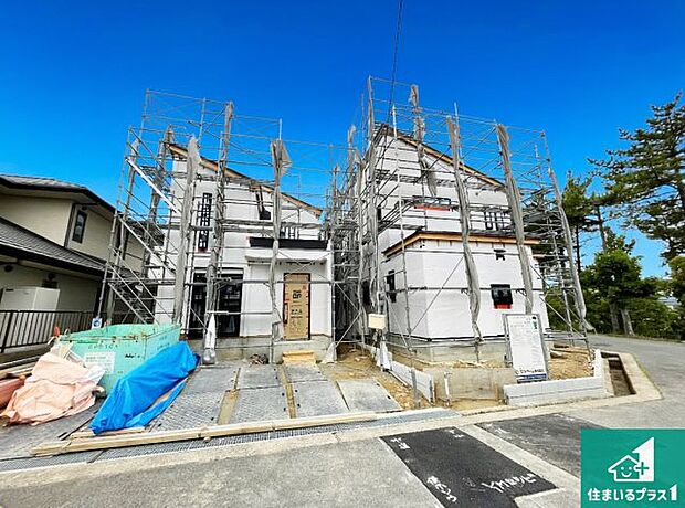 周辺は落ち着いた街並みの住宅地！子育てがしやすい住環境です！まだ未完成ですが、現地でしかわからない事もございます。是非一度ご覧ください。