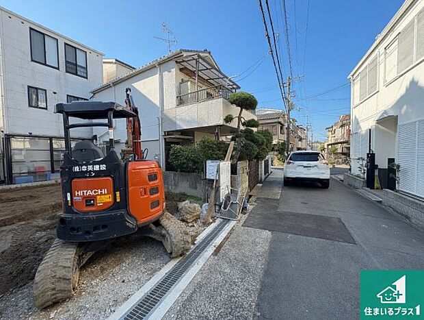 周辺は落ち着いた街並みの住宅地!子育てがしやすい住環境です!まだ未完成ですが、現地でしかわからない事もございます。是非一度ご覧ください。