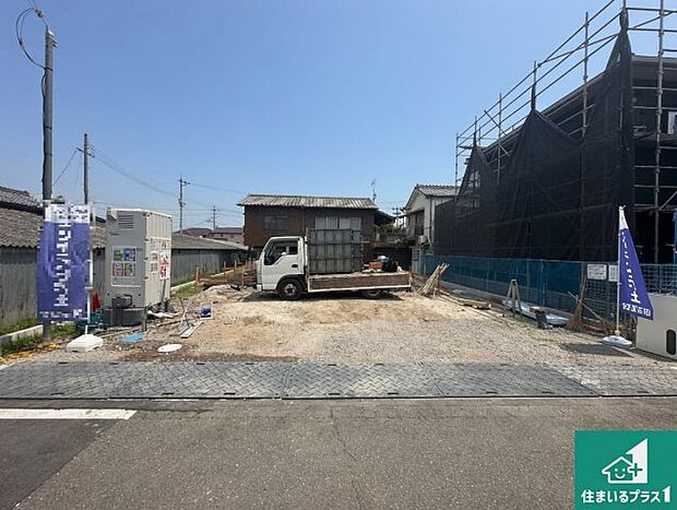 周辺は落ち着いた街並みの住宅地!子育てがしやすい住環境です!まだ未完成ですが、現地でしかわからない事もございます。是非一度ご覧ください。