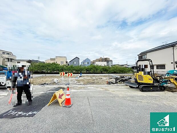 周辺は落ち着いた街並みの住宅地!子育てがしやすい住環境です!まだ未完成ですが、現地でしかわからない事もございます。是非一度ご覧ください。