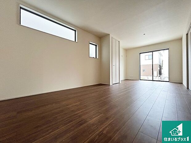 【居間・リビング】日当たり良好の明るいリビングで朝の目覚めもスッキリできそう!対面キッチンでご家族のコミュニケーションも自然と増える設計!小さなお子様が遊ぶスペースを作っても広々とくつろげるLDK!