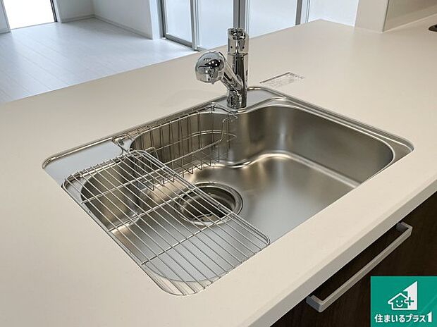 【キッチンシンク】蛇口の先端に浄水器を内蔵しています!原水と浄水、お湯と冷水、シャワーの切替えがワンタッチなので用途によって使い分けられます。