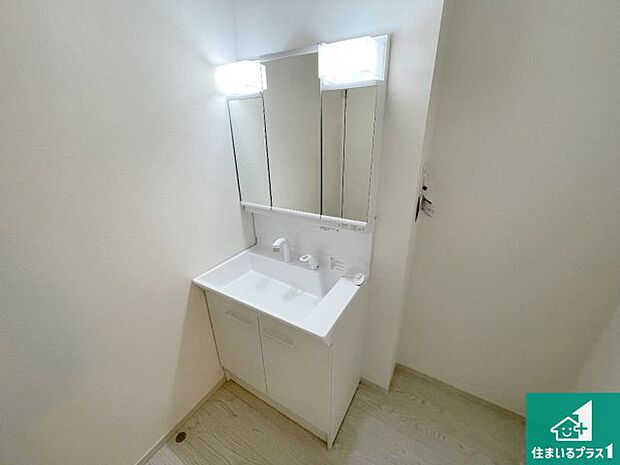 【独立洗面台】清潔感のある洗面台です。フラットな鏡は掃除がしやすく毎日清潔！鏡裏には収納があるのでスッキリとした洗面台が保てます。