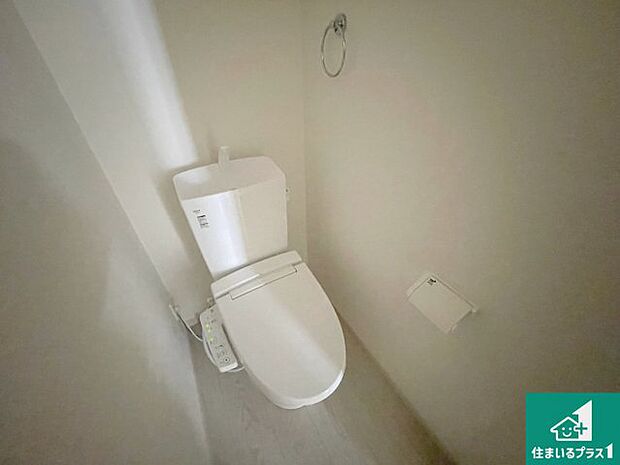 【トイレ】1・2階の2ヶ所にあるので、朝の忙しい時間の順番待ちもなく、深夜の利用にも大変便利です。