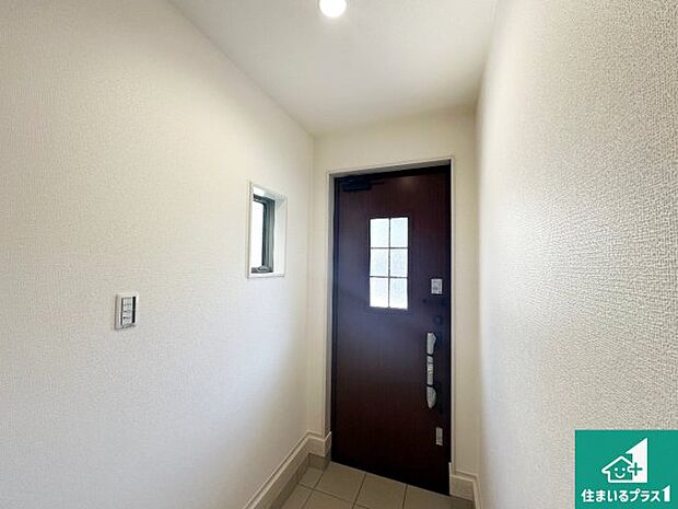 【玄関】シューズボックスにはたくさんの靴が収納できるので玄関周りはいつもスッキリ!ご家族が増えても安心!