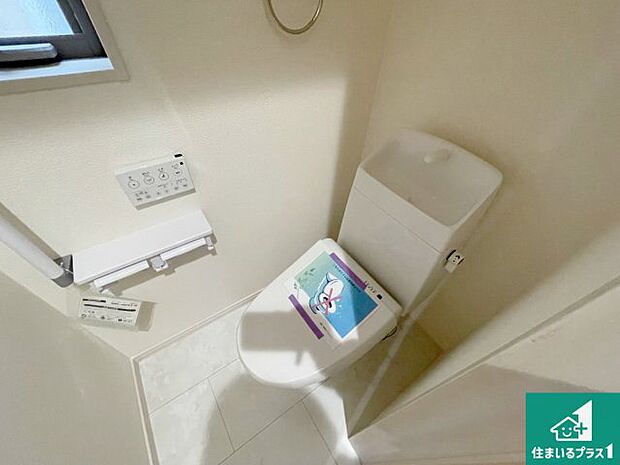 【トイレ】1・2階の2ヶ所にあるので、朝の忙しい時間の順番待ちもなく、深夜の利用にも大変便利です。