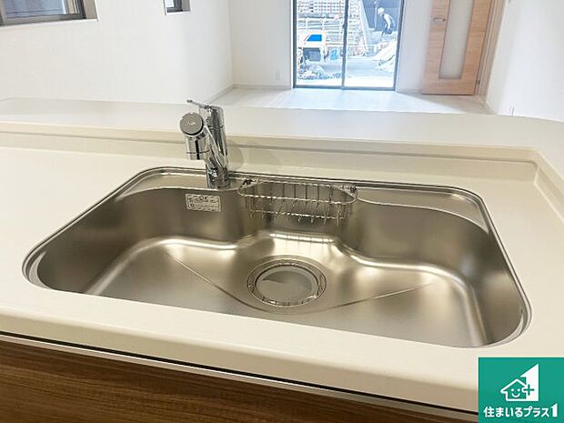 【キッチンシンク】蛇口の先端に浄水器を内蔵しています!原水と浄水、お湯と冷水、シャワーの切替えがワンタッチなので用途によって使い分けられます。