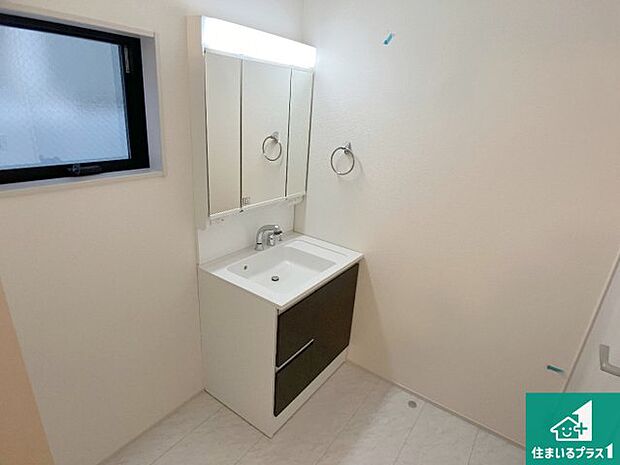 【独立洗面台】清潔感のある洗面台です。フラットな鏡は掃除がしやすく毎日清潔!鏡裏には収納があるのでスッキリとした洗面台が保てます。