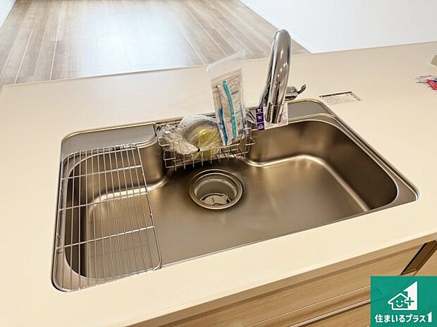 【キッチンシンク】蛇口の先端に浄水器を内蔵しています!原水と浄水、お湯と冷水、シャワーの切替えがワンタッチなので用途によって使い分けられます。