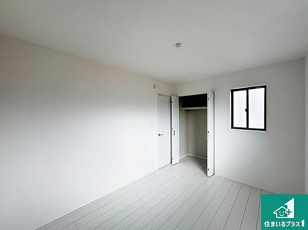 【洋室】シンプルな洋室は、自分好みのインテリアが楽しめます♪ご家族とインテリアや家具を選びに行くのは新築購入時の醍醐味の一つです。ぜひお楽しみください♪