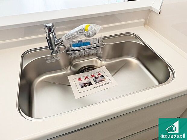 【キッチンシンク】蛇口の先端に浄水器を内蔵しています!原水と浄水、お湯と冷水、シャワーの切替えがワンタッチなので用途によって使い分けられます。