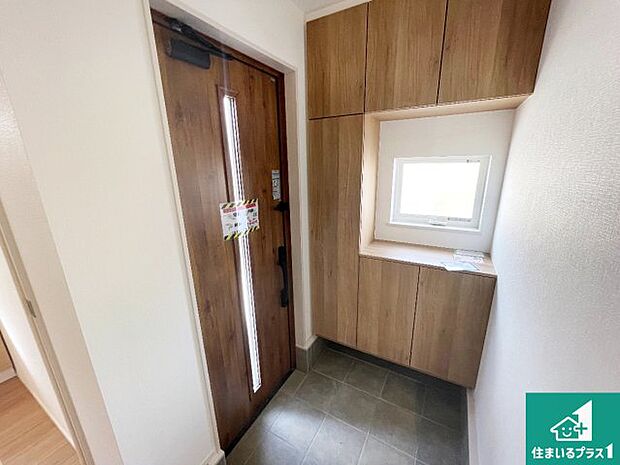 【玄関】シューズボックスにはたくさんの靴が収納できるので玄関周りはいつもスッキリ！ご家族が増えても安心！