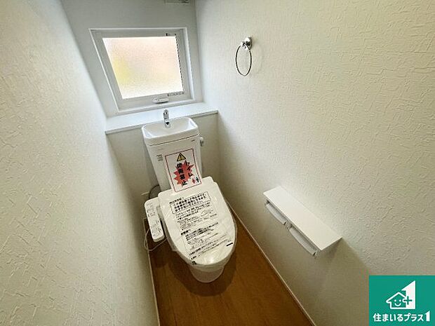 【トイレ】1・2階の2ヶ所にあるので、朝の忙しい時間の順番待ちもなく、深夜の利用にも大変便利です。