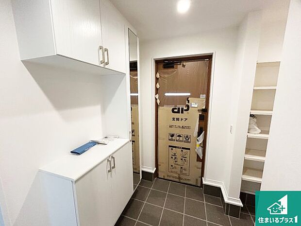 【玄関】シューズボックスにはたくさんの靴が収納できるので玄関周りはいつもスッキリ！ご家族が増えても安心！