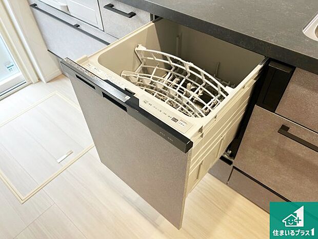 【食器洗浄乾燥機】食事後の一仕事、食器洗いをボタン一つでお任せできちゃいます！場所を取らないビルトイン式なので、お料理スペースもしっかり確保！