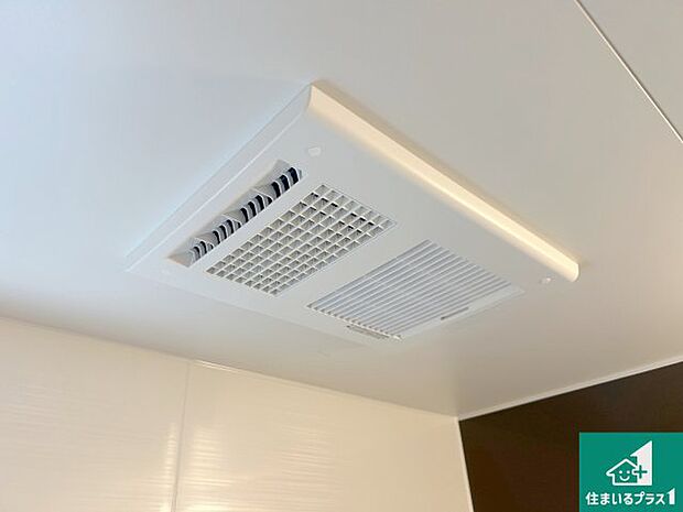 【浴室暖房乾燥機】四季を通して快適なバスライフをお手伝いする浴室暖房乾燥機！浴室の乾燥・暖房・涼風・換気はもちろん、２４時間換気にも対応！ 