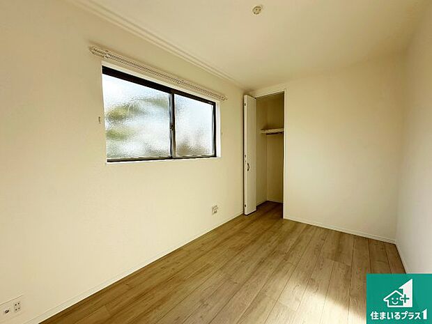 【洋室】収納スペースが充実しているので子供の成長に合わせてたくさん収納ができます!家族構成に合わせた様々な活用ができる収納!