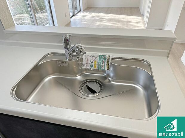 【キッチンシンク】蛇口の先端に浄水器を内蔵しています!原水と浄水、お湯と冷水、シャワーの切替えがワンタッチなので用途によって使い分けられます。