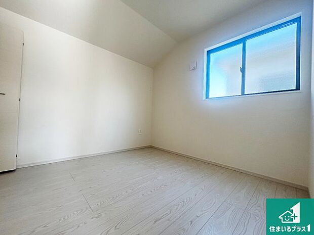 【洋室】シンプルな洋室は、自分好みのインテリアが楽しめます♪ご家族とインテリアや家具を選びに行くのは新築購入時の醍醐味の一つです。ぜひお楽しみください♪