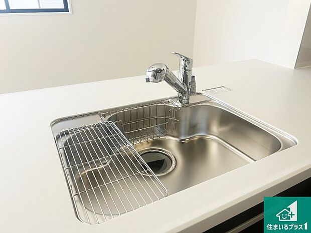 【キッチンシンク】蛇口の先端に浄水器を内蔵しています!原水と浄水、お湯と冷水、シャワーの切替えがワンタッチなので用途によって使い分けられます。