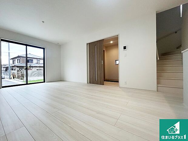 【居間・リビング】日当たり良好の明るいリビングで朝の目覚めもスッキリできそう！対面キッチンでご家族のコミュニケーションも自然と増える設計！小さなお子様が遊ぶスペースを作っても広々とくつろげるLDK！