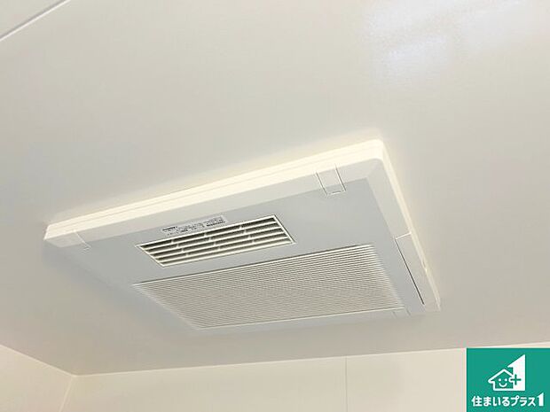 【浴室暖房乾燥機】四季を通して快適なバスライフをお手伝いする浴室暖房乾燥機！浴室の乾燥・暖房・涼風・換気はもちろん、２４時間換気にも対応！ 