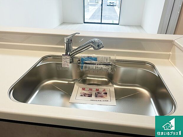 【キッチンシンク】蛇口の先端に浄水器を内蔵しています!原水と浄水、お湯と冷水、シャワーの切替えがワンタッチなので用途によって使い分けられます。