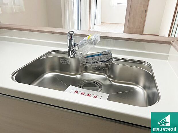 【キッチンシンク】蛇口の先端に浄水器を内蔵しています！原水と浄水、お湯と冷水、シャワーの切替えがワンタッチなので用途によって使い分けられます。