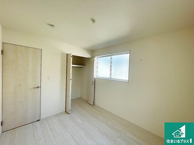 【洋室】収納スペースが充実しているので子供の成長に合わせてたくさん収納ができます！家族構成に合わせた様々な活用ができる収納！